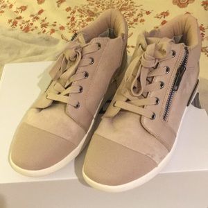 Also sneakers size 7.5